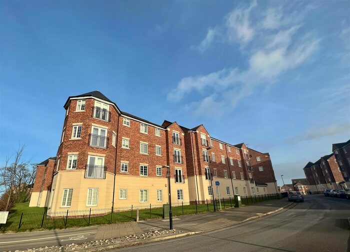 2 Bedroom Flat To Rent In College Court, Masters Mews, York, YO24