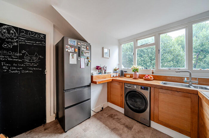 2 Bedroom Apartment For Sale In Grove Park, London, SE5