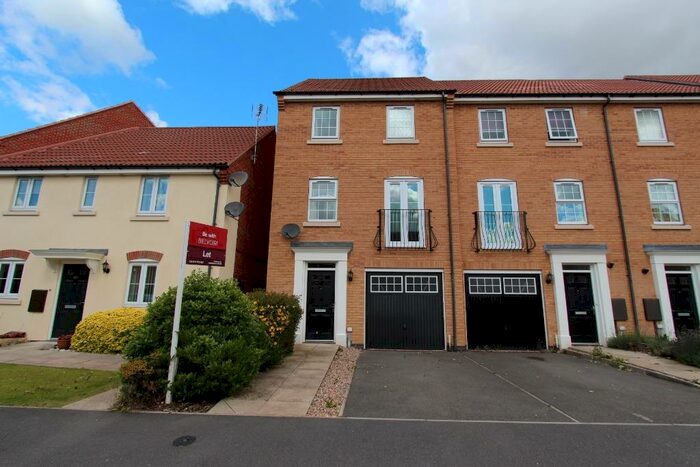 3 Bedroom Town House To Rent In Wharton Crescent, Beeston, NG9