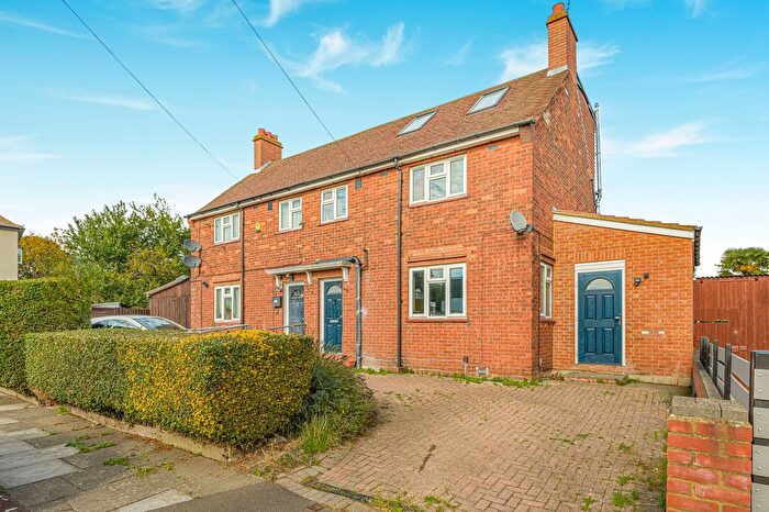 4 Bedroom Semi Detached House For Sale In Beech Avenue, Brentford, TW8