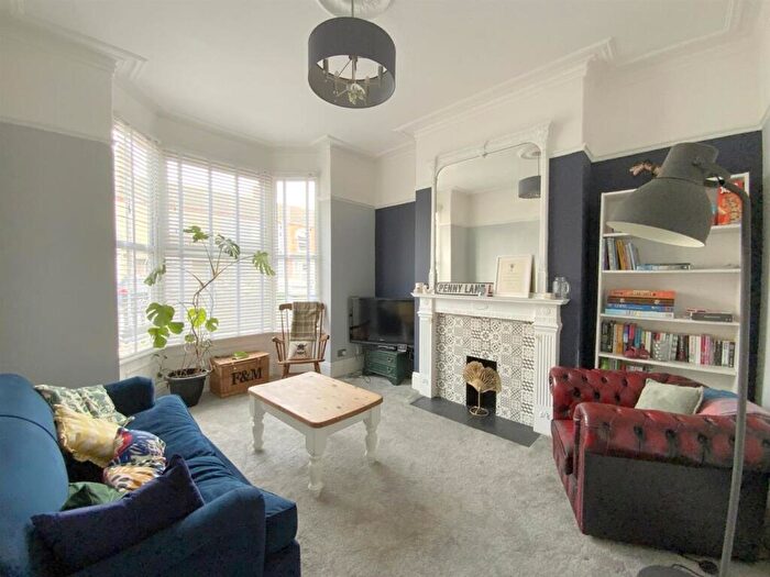 3 Bedroom Terraced House For Sale In Welholme Road, Grimsby, DN32