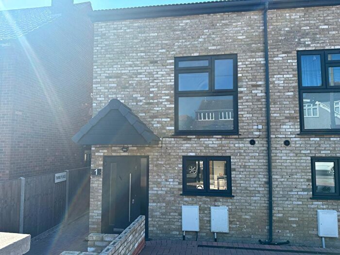 4 Bedroom Semi-Detached House To Rent In Mowbrays Road, Romford, RM5