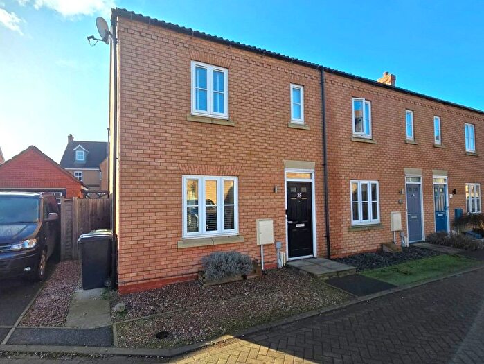 2 Bedroom Semi Detached House For Sale In Dartmoor Way, Biggleswade, Bedfordshire, SG18