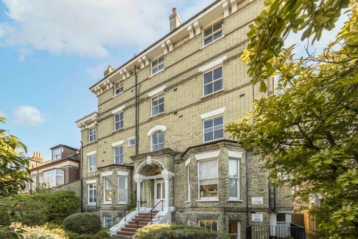 2 Bedroom Flat To Rent In The Avenue, Surbiton, KT5