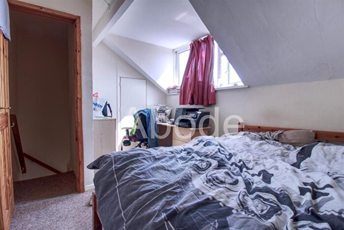 2 Bedroom House To Rent In Autumn Grove, Hyde Park, Leeds, LS6