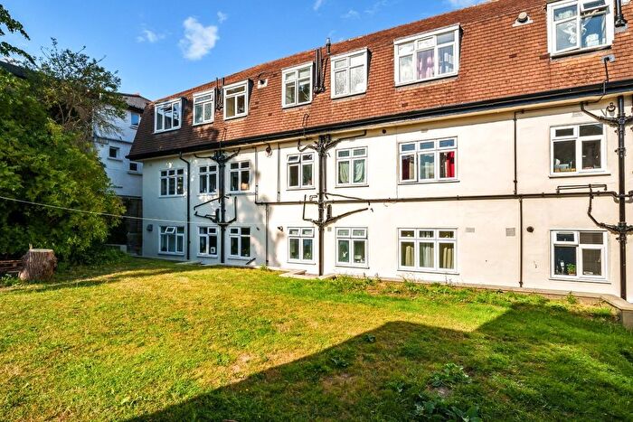 2 Bedroom Flat For Sale In Faversham Road, Catford London, SE6