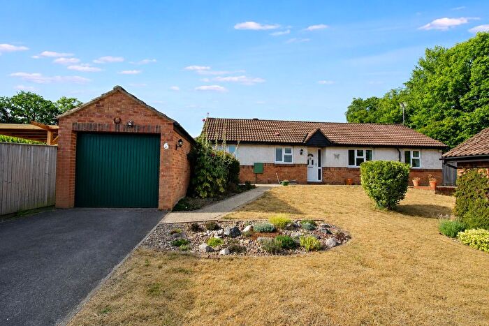 3 Bedroom Detached Bungalow For Sale In Simons Close, Tilehurst, Reading, RG31