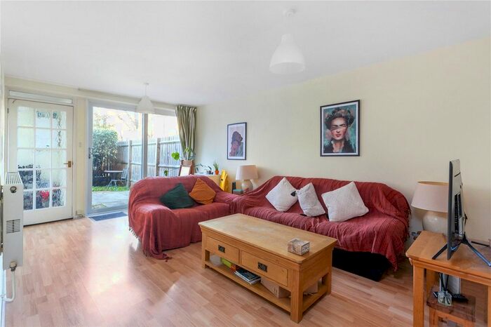 2 Bedroom Flat To Rent In Popham Road, London, N1