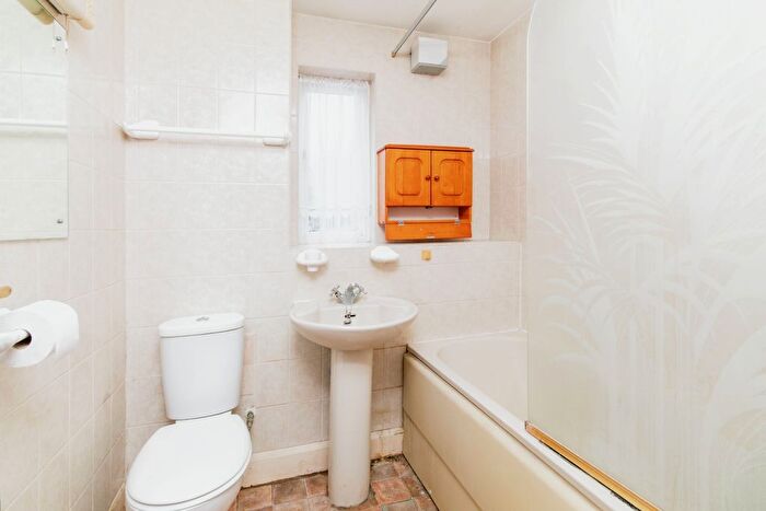 1 Bedroom Flat For Sale In Heatherbank Close, Crayford, Dartford, DA1