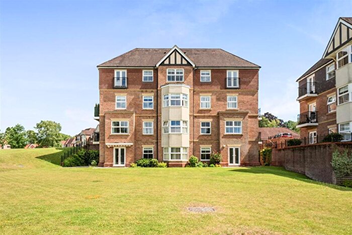 2 Bedroom Apartment For Sale In King George's Drive, Liphook, GU30