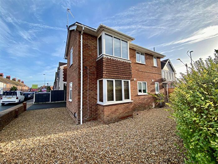 1 Bedroom Flat To Rent In Penfold Road, Worthing, BN14