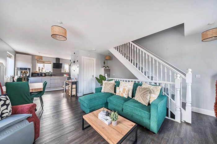 2 Bedroom Maisonette For Sale In Taffy's How, Mitcham, CR4