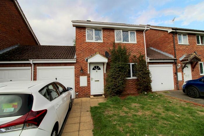 3 Bedroom Link Detached House To Rent In The Willows, Caversham, Reading, RG4