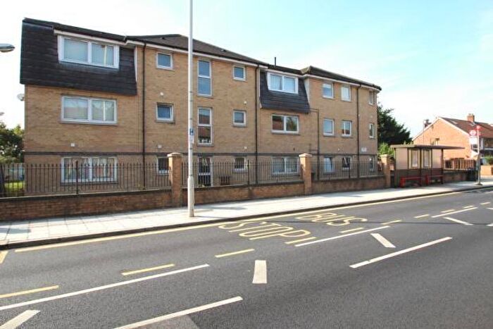 2 Bedroom Flat To Rent In Leinster Court, - New North Road, Ilford, IG6