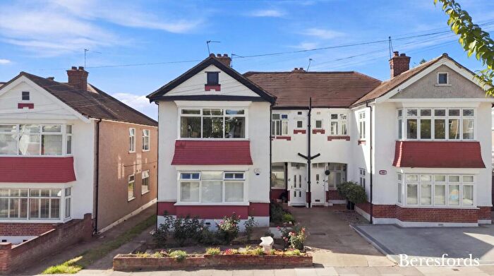 2 Bedroom Maisonette For Sale In Tudor Drive, Gidea Park, RM2