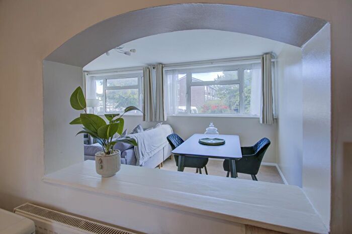 3 Bedroom Flat For Sale In Tollesbury Court, Woodland Avenue, Hutton, Brentwood, CM13