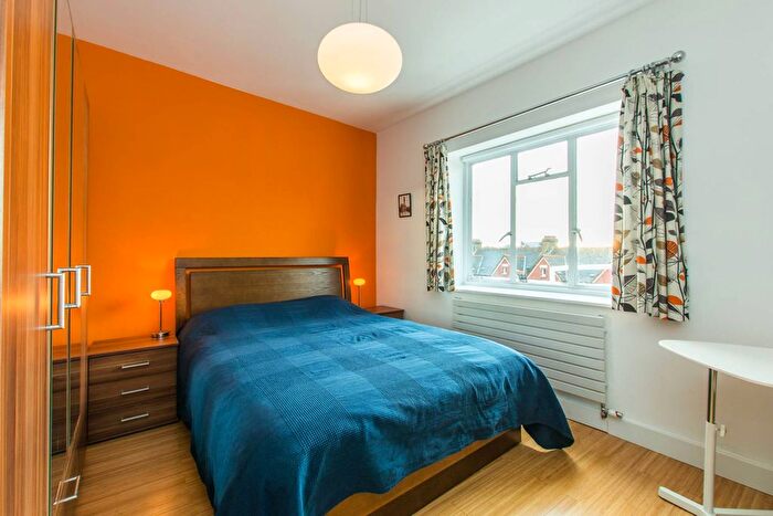 2 Bedroom Flat For Sale In Balham Hill, Balham, London, SW12