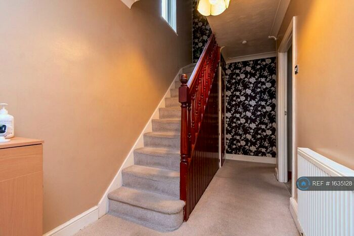 4 Bedroom Semi-Detached House To Rent In Bassetts Way, Orpington, BR6