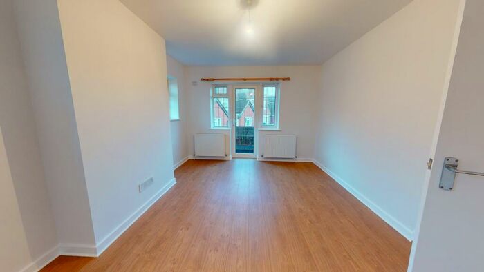 2 Bedroom Flat To Rent In Court Farm Road, Hove, BN3