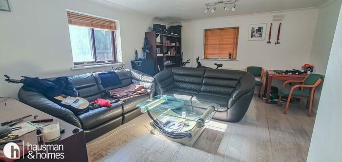 1 Bedroom Flat To Rent In Westbury Court, Hendon, NW4