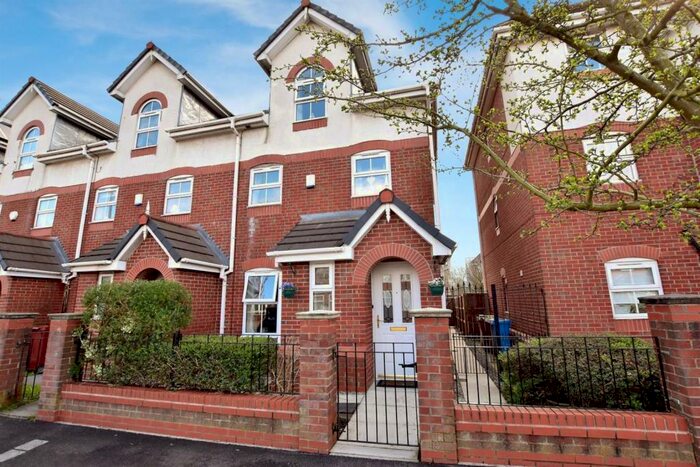 4 Bedroom Semi-Detached House To Rent In Parrs Wood Road, Manchester, M20