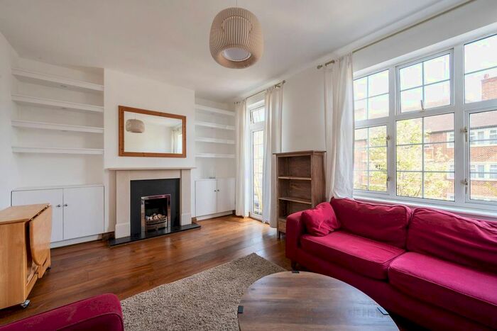 2 Bedroom Flat To Rent In Grove Road, Barnes, London, SW13