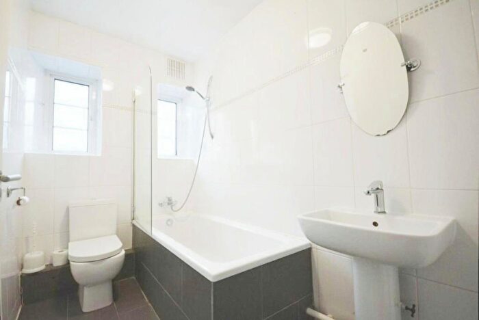 3 Bedroom Flat To Rent In Mulberry Close, Hendon, London, NW4