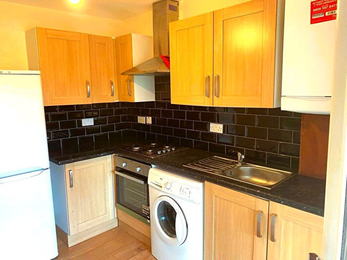3 Bedroom Flat To Rent In Hamilton Avenue, Ilford, IG6