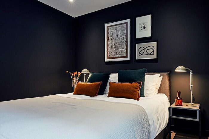 2 Bedroom Flat To Rent In Clyde Place, Glasgow, G5