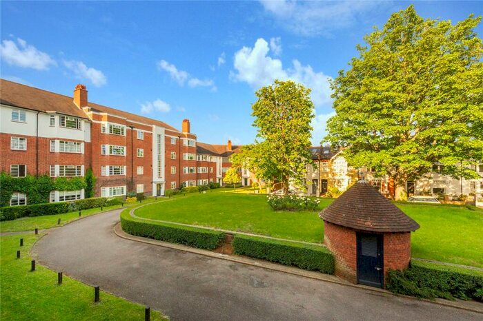 3 Bedroom Flat To Rent In St Leonards Court, St Leonards Road, London, SW14