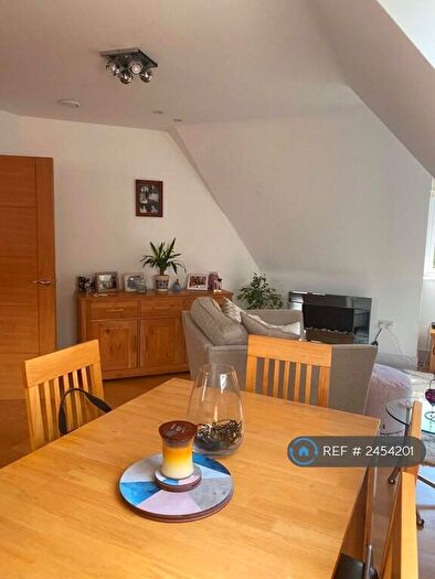 1 Bedroom Flat To Rent In Cleves House, Weybridge, KT13