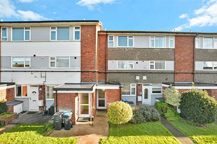 2 Bedroom Maisonette For Sale In Magdalen Court, Broadstairs, Kent, CT10