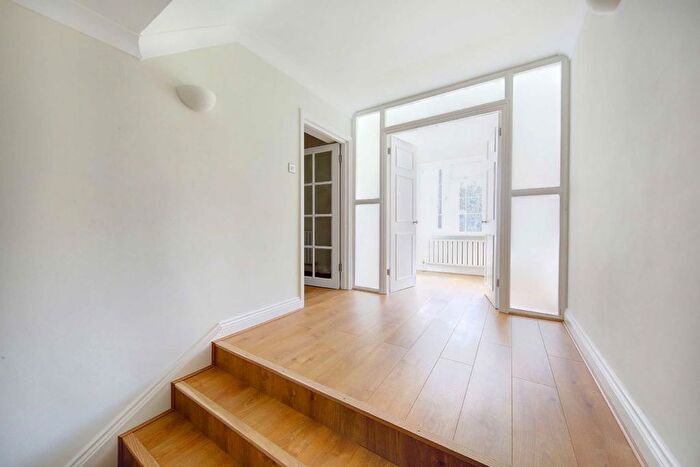 2 Bedroom Flat To Rent In Augustus Road, Wimbledon, SW19