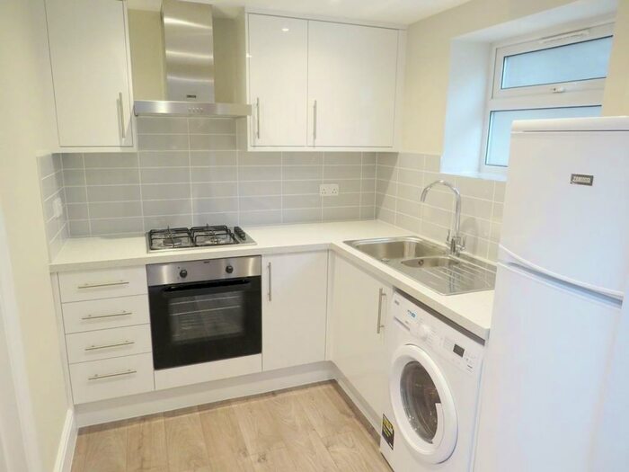 Apartment To Rent In The Gardens, East Dulwich, London, SE22