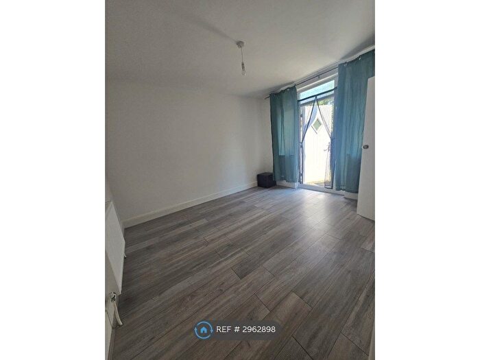 Studio To Rent In Hall Lane, London, E4