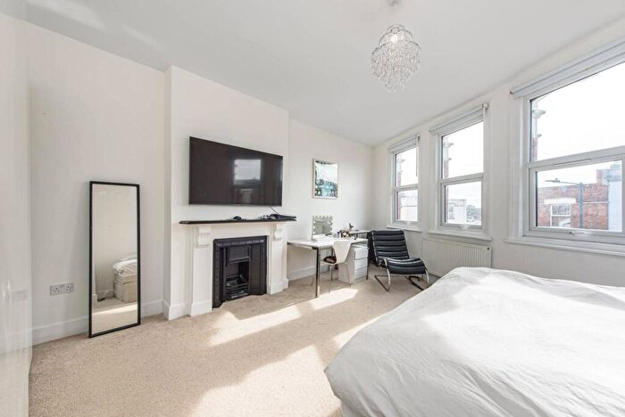 3 Bedroom Maisonette To Rent In Willesden Lane, Brondesbury, London, NW6