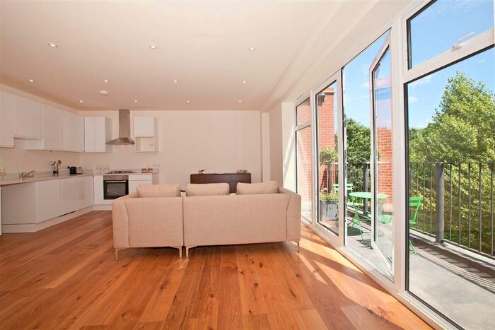 2 Bedroom Flat To Rent In Southfield Road, London, W4