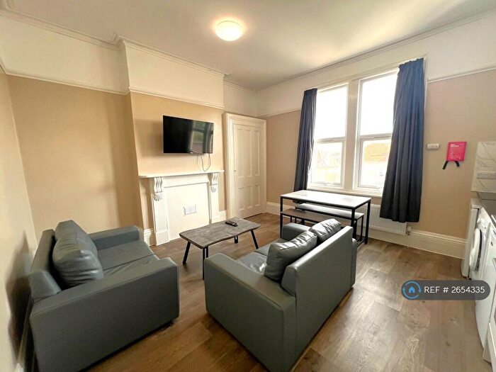 5 Bedroom Flat To Rent In Belvoir Road, Bristol, BS6