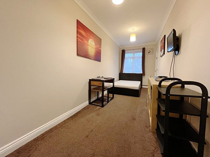 Studio To Rent In Burns Way, Hounslow, TW5