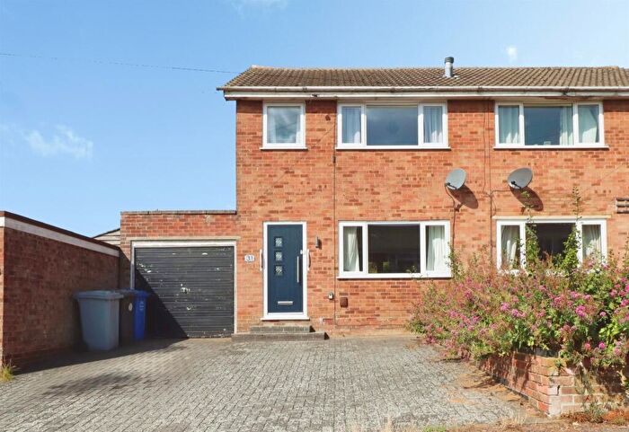 3 Bedroom Semi-Detached House For Sale In Kipton Field, Rothwell, Kettering, NN14