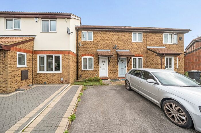 2 Bedroom Terraced House For Sale In Readers Close, Dunstable, LU6