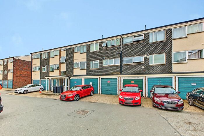 3 Bedroom Flat For Sale In Cliftonville Court, Northampton, Northamptonshire, NN1