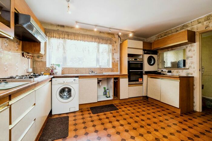 3 Bedroom Terraced House For Sale In Thatches Grove, Romford, RM6