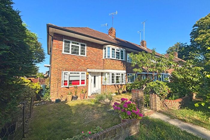 3 Bedroom Maisonette For Sale In Queens Road, Queens Court Queens Road, KT2