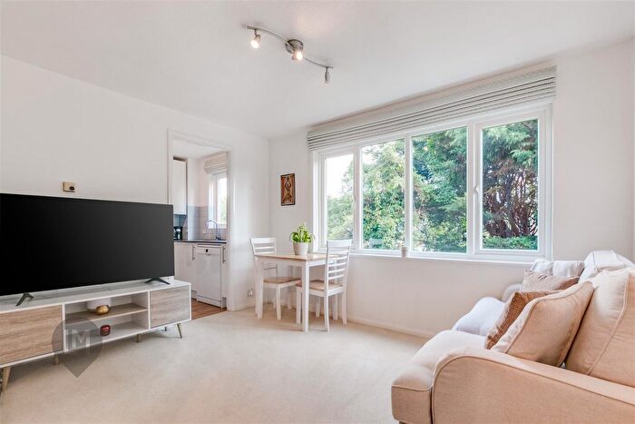 1 Bedroom Flat To Rent In Crowthorne Close, London, SW18