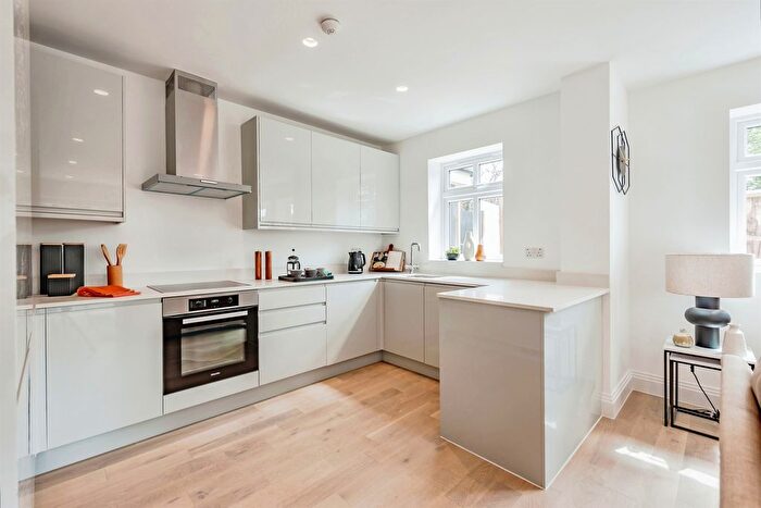 2 Bedroom Flat For Sale In Oakhurst, East Grinstead, RH19