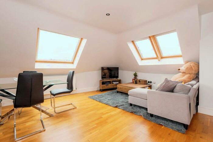 1 Bedroom Flat For Sale In High Street, Leatherhead, Surrey, KT22