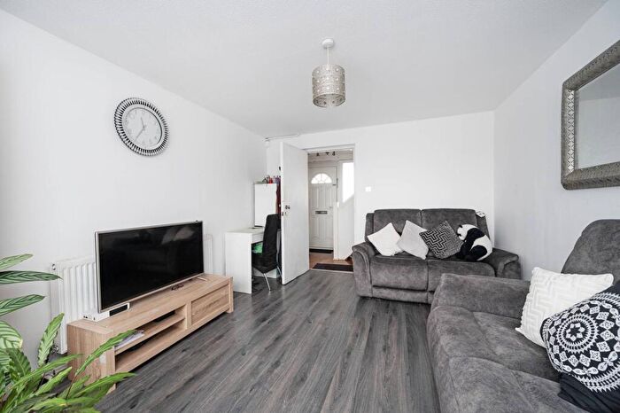 2 Bedroom Flat For Sale In Commercial Street, Limehouse, London, E1