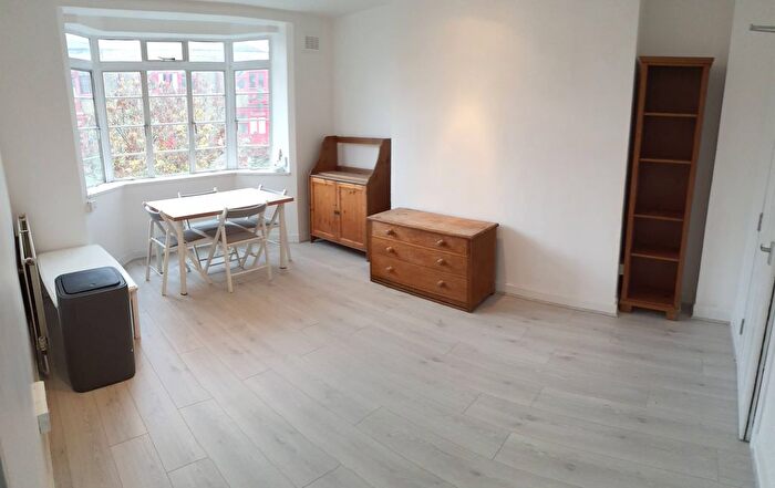 3 Bedroom Flat To Rent In Fanshaw Street, London, N1