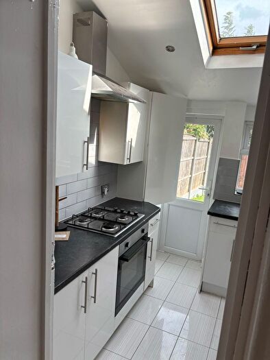 3 Bedroom Terraced House To Rent In Ainslie Wood Road, Chingford, E4